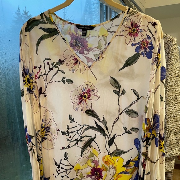 Banana Republic pretty blouse with open sleeves to elbow. Floral. Size medium - Picture 2 of 5